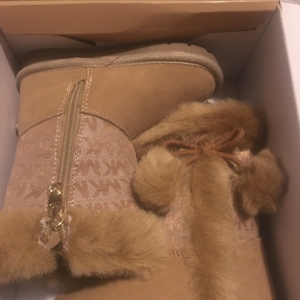 Kids MK Boots size 7 never worn.